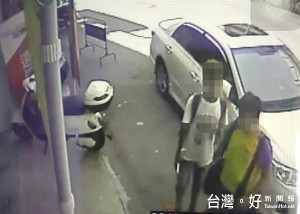 監視器清楚拍下兩名少年於店門外的身影，警方循線通知涉嫌偷竊的少年到案。（記者陳昭宗拍攝）
