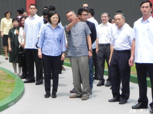 總統蔡英文前往大埤鄉參觀豬肉轉型經營的良作工場，肯定業者投入農業畜牧革新作為。（記者簡勇鵬攝）