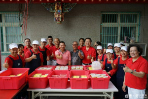 台南市玉皇玉聖宮燭善善心會「開鍋」送偏鄉獨居老人及身障戶例假日愛心素食餐。（記者邱仁武／攝）