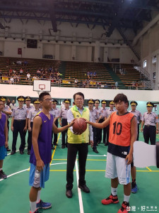 「第六屆暑期青春盃—少年3對3籃球賽」由臺南市副市長顏純左主持開球儀式。