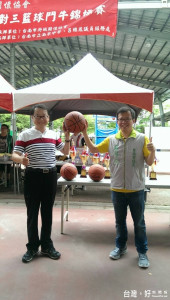 呂維胤與南寧校長李俊賢為鬥牛賽開球。
