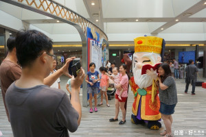 府城Q版的月老現身南紡購物中心，民眾瘋搶合照。