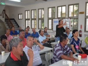 大甲幸福里數十位農民湧進台中農田水利會日南工作站與站方人員理

論供水不善問題，指時下接引大安溪水源的三張犁圳水源豐沛，站方

卻還採用輪灌供水，造成農民缺水灌溉。（記者陳榮昌攝）