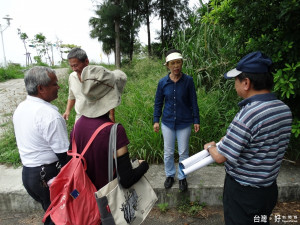 位在南區台86東西向快速道路接西部濱海公路南端防風林，雜草叢生，市議員林美燕（中）邀林務局、國有財產局、環保局及南區所公所等單位現場會勘。