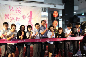 副縣長陳正昇與勵馨基金會執行長紀惠容及來賓宣導國際女孩日。（記者扶小萍攝）