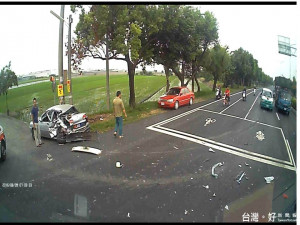 消防局搶救莿桐鄉台一線僑和國小前車禍受困民眾。（記者蘇榮泉攝）