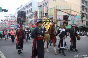 涂市長扮城隍騎馬出巡 為9/1「城隍夜巡-夯枷祈福」活動宣傳