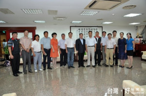 邱議長與參訪團在議長室合影留念。 
