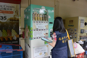 ▲衛生局針對轄內販賣機食品稽查抽驗。（圖／記者郭文君攝）