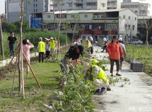 林務局南投林區管理處結合斗六市鎮西社區居民的力量，將集會所前雜亂空地，改造成充滿綠意的社區休閒空間。（記者蘇榮泉攝）