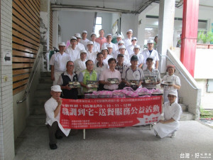 勞動力發展署雲嘉南分署副分署長劉邦棟、社團法人台南市觀光協會理事長尤鎰鋒、六合里長李信輝、五王里長李褔祥及勝利里長卓進鏞共同啟動「職訓到宅-送餐服務」活動。