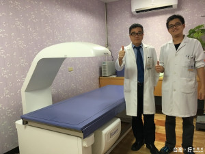 南投醫院副院長鄭明德籲鄉親定期做骨密度測量。（記者扶小萍攝）