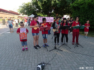 南投家扶學童進行學曶教育，在淡水捷運站快閃演出。