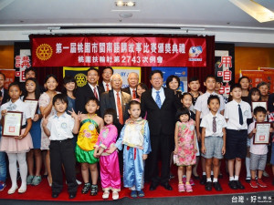桃園市長鄭文燦出席「2016桃園閩南文化節—第一屆桃園市閩南語講故事比賽頒獎典禮」並與獲獎者合影