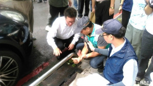陳金德副市長視察鳳山區正義里登革熱防治情形。（圖／記者潘姿瑛攝）