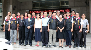 宋市長與課室主管與吳桐淮議員在公所前合影。