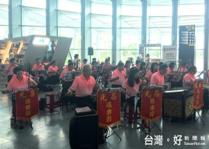 ：「古坑鄉光昌國樂社」於高鐵雲林站演奏出多首醉人樂曲，吸引過往旅客駐足聆聽，享受一段充滿藝文氣息的週末時光。（記者陳昭宗拍攝）