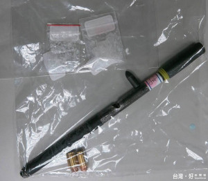 北港偵察隊員警支援查獲改造鋼筆手槍1枝、子彈2顆及安非他命毒品2小包案。（記者蘇榮泉攝）