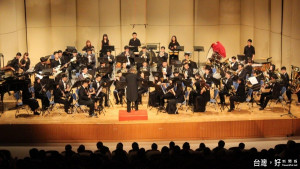 斗高校友管樂團於13日晚在雲林縣政府文化處音樂廳舉行第14屆音樂會，場面熱絡。（記者蘇榮泉攝）