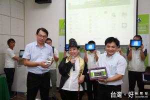 嘉義縣政府新官網上線記者會 張花冠以女版劉謙亮相
