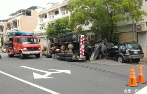 消防局搶救斗六市鎮北路與斗六一路口預拌混凝車翻覆事故。（記者蘇榮泉攝）