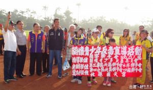 北港鎮運動公園7時許由鎮長張勝智鳴槍出發，健行路線以遶行北港鎮市區、朝天宮、防汛道路女兒橋等地點。（記者陳昭宗攝）