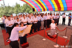 由六輕麥管部副總陳文仰擔任主祭，帶領各公司成員祭拜好兄弟；處長江春錫代表跪讀疏文，祈求未來一切平安。