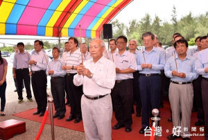 台塑六輕舉辦「消災祈安慶讚中元」活動，麥管部副總陳文仰率萬名員工聯合廠包商準備400桌豐盛供品祭祀「好兄弟」。（記者陳昭宗拍攝）