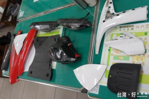 維修機車拆下零件，有些是良品、有些是待修品，置放於店門口卻遭竊走。（記者陳昭宗攝）