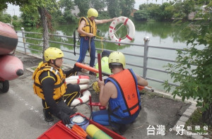 大埤消防隊於列管之危險水域處所，進行防溺兵棋推演及實兵演練。（記者陳昭宗拍攝）