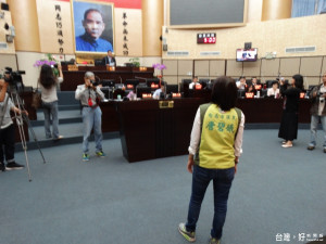 市議員蔡育輝擔任大會主席，市議員唐碧娥指他質詢，要求他下台。