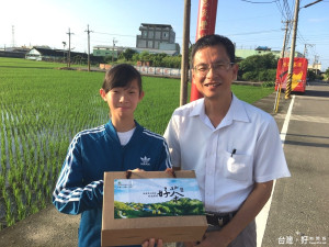 古坑樟湖生態中小學承租週邊茶園維護生態，也採獲70斤茶葉販售協助弱勢學童。（記者簡勇鵬攝）