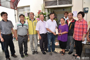 郡大林道改善工程全姓司機遭落石擊中死亡，林縣長等人前往慰問家屬並致贈慰問金。

