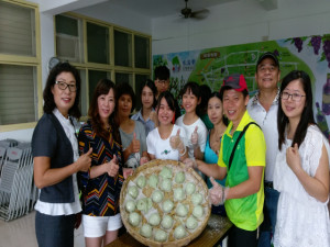 外埔區農會承辦十場次三路線的自行車之旅，十五名團員首趟自行車之旅

，高興的DIY做草仔粿。（記者陳榮昌攝）

