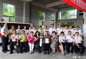 北市圓明宮捐贈雲林救護車1部及緊急救護裝備，縣府回贈

感謝狀及紀念品，立委蘇治芬、議員蕭澤梧等人共同見證善行。（

記者蘇榮泉攝）


