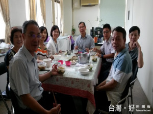 烏日警八局長林文貴和同仁共進午餐。林重鎣攝