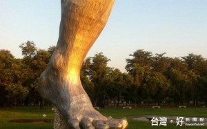二崙運動公園「農夫的腳」在 落日餘暉照射下，出現「黃金右腳」奇景。（圖／二崙鄉公所提供）