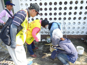 為有效防堵登革熱，南區區公所聯合稽查隊持續於各里監測，22日在喜南里進行稽查，發現家戶一陽性積水容器，立即開罰。