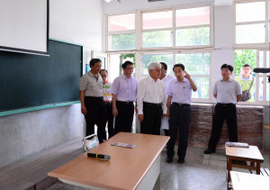 開學在即，縣長李進勇特地至豐榮國小關心教室工程進度。（記者蘇榮泉攝）