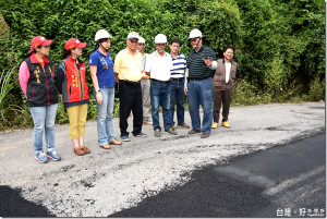 南投縣仁愛鄉力行產業道路，被喻為全台最「難修」的路，縣長林明溱(右四)實地會勘替代道路相關工程，並爭取中央 3千萬元補助，改善危險路段，確保用路人安全。