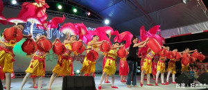 副縣長張皇珍與咚咚舞蹈團忘情演出。（雲林縣府提供）