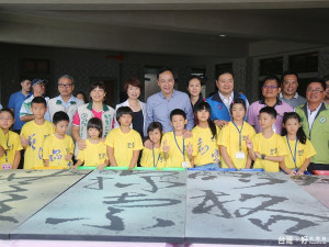 市長朱立倫出席祝賀，並與貴賓們一起以彩墨壓印方式創作具「北大意象」的大幅藝術作品。（圖／記者黃村杉攝）