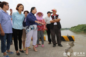 張花冠縣長商請嘉邑行善團協助修復塌陷的溪口鄉林腳村浮水便橋