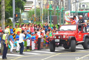 縣長李進勇陪同許淑淨站上吉普車，一起接受鄉親的恭賀

與祝福，在斗六市區受到大家的歡迎，熱情揮手。（記者蘇榮泉攝）