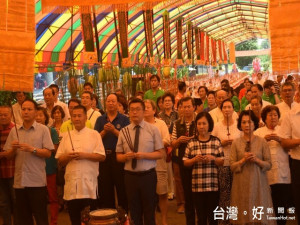 外埔區無極三清總道院，三十一日下午隆重舉辦慶讚中元，普渡及送好兄

弟返回地府儀式，政要、信眾踴躍參與祭典。（記者陳榮昌攝）