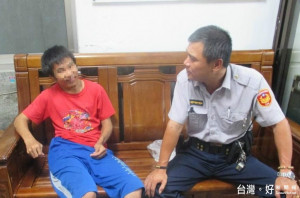 失智男千里迢迢尋祖母 警溫暖關懷助返