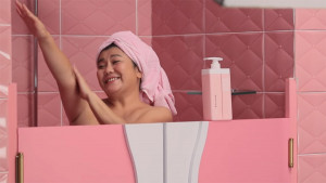 從偶像劇《敗犬女王》、《我可能不會愛你》到國片《總舖師》中的「膨風嫂」，林美秀所飾演的媽媽都讓人印象深刻，而這種正面形象也讓她代言接不完。（圖／截自YouTube）
