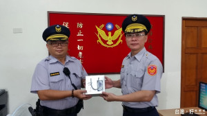 佳里分局長莊勝雄（右）親至派出所頒發「好警茶」茶葉，慰勉同仁救人善舉。（記者邱仁武／攝）

