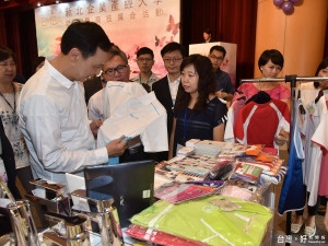 市長朱立倫出席產經大學結業，逐一體驗現場各攤位的新創產品，感受新北在地產業升級的成果。（圖／記者黃村杉攝）