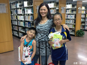 蘆洲成功國小2位小學生於暑假期間拖著行李箱到市立圖書館蘆洲永平分館借書。（圖／記者黃村杉攝）